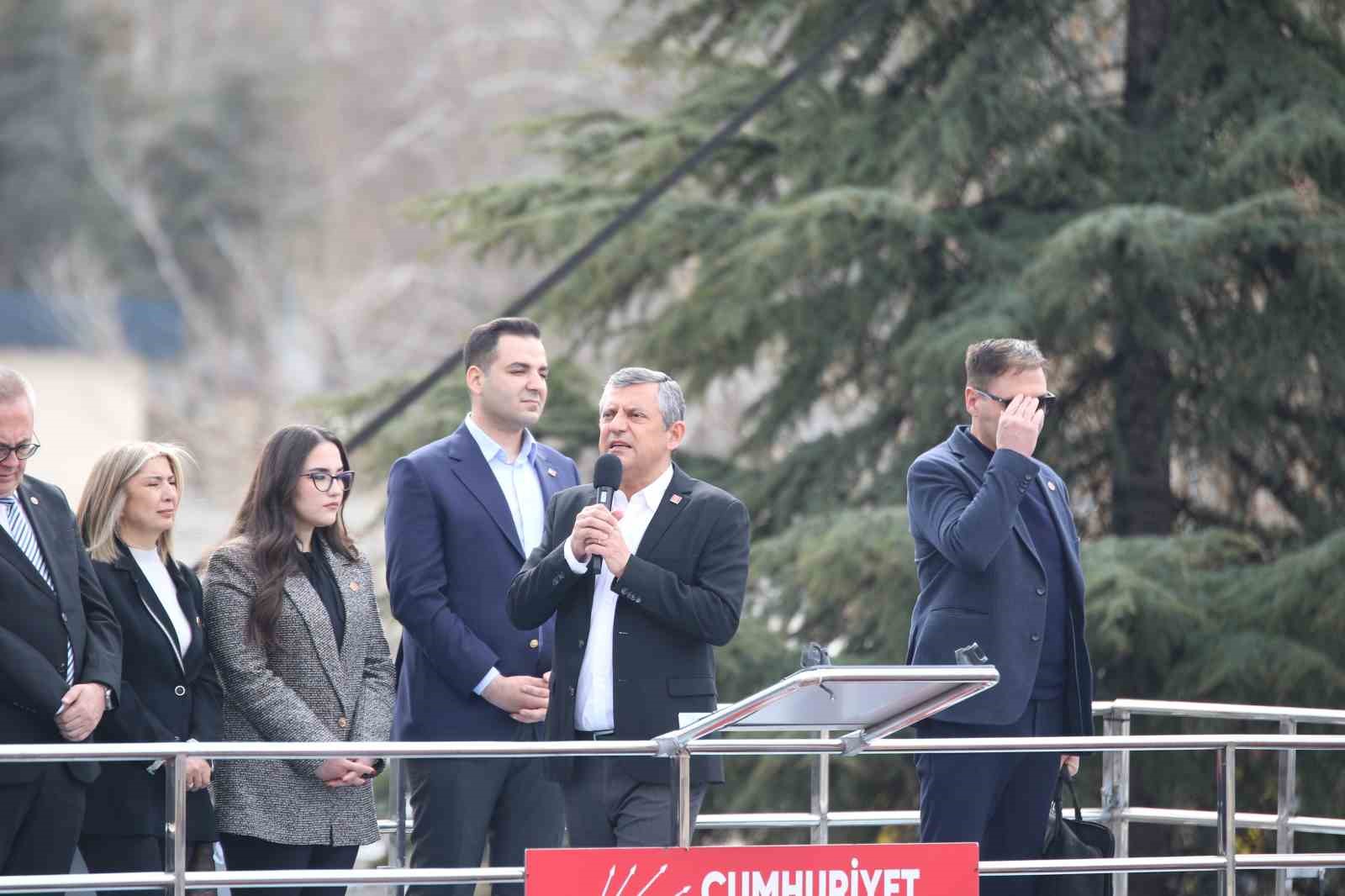 CHP Genel Başkanı Özel: "Kapı kapı gezeceğiz, sokak sokak dolaşacağız, neyi, nasıl düzelteceğimizi söyleyeceğiz"
