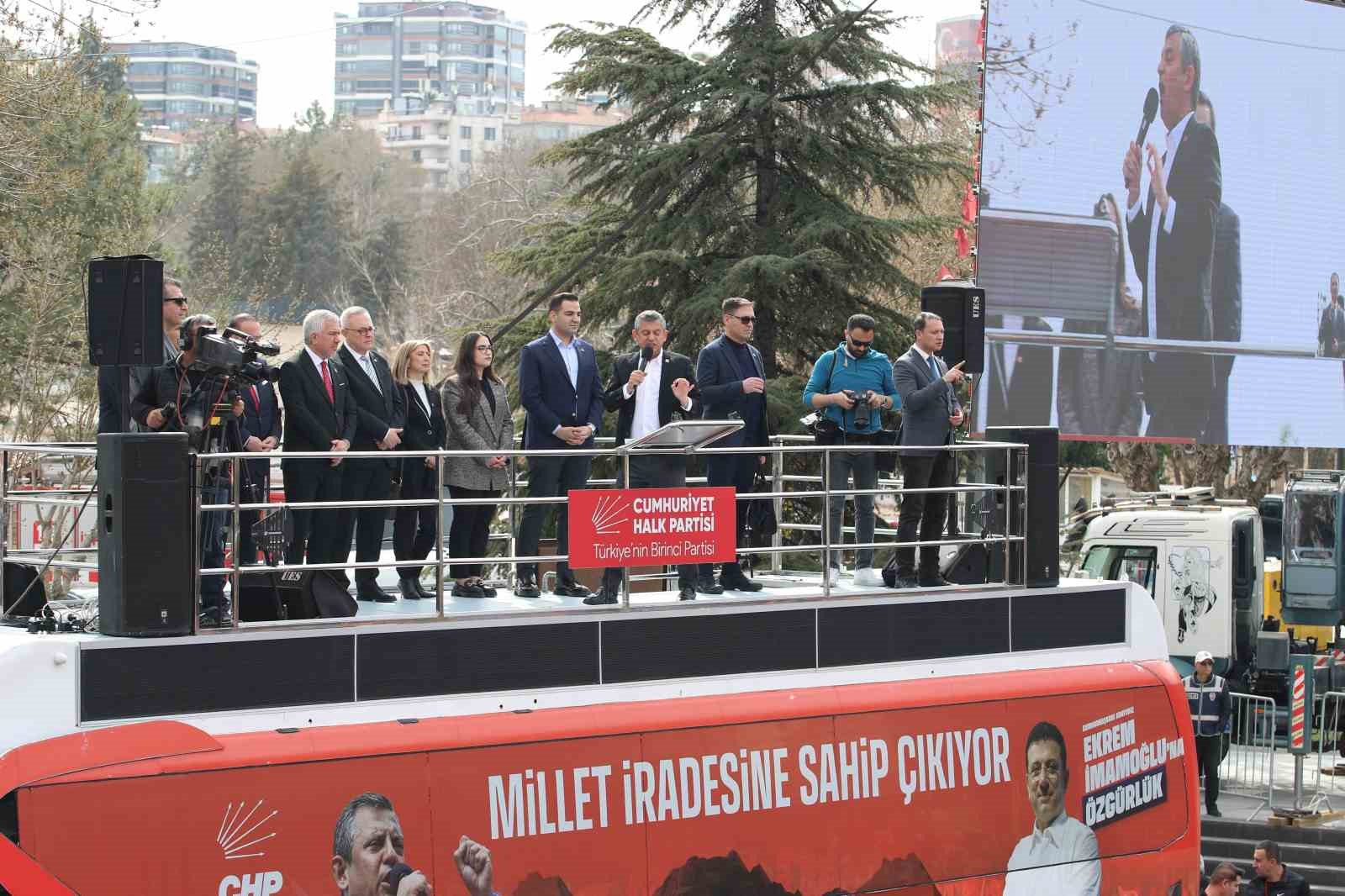 CHP Genel Başkanı Özel: "Kapı kapı gezeceğiz, sokak sokak dolaşacağız, neyi, nasıl düzelteceğimizi söyleyeceğiz"
