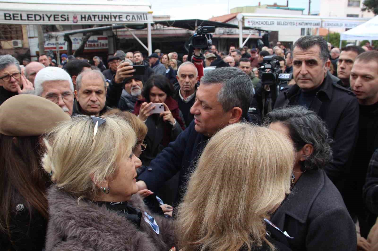 CHP Genel Başkanı Özel, Manisa’da cenaze namazına katıldı
