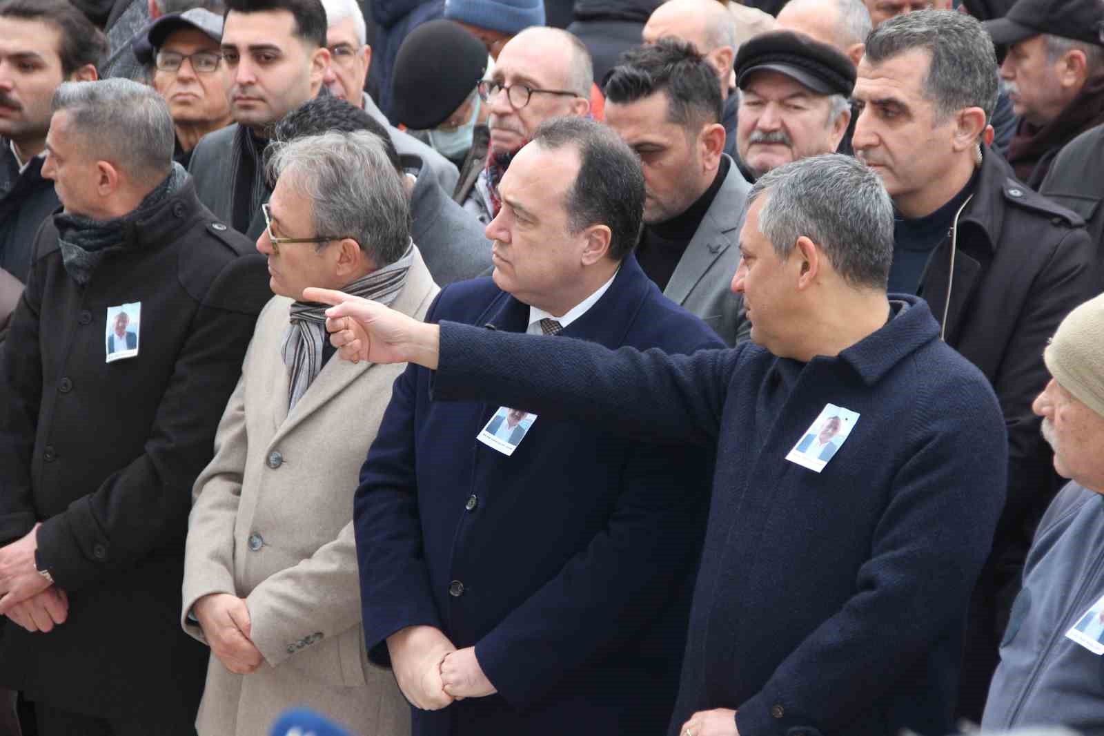 CHP Genel Başkanı Özel, Manisa’da cenaze namazına katıldı

