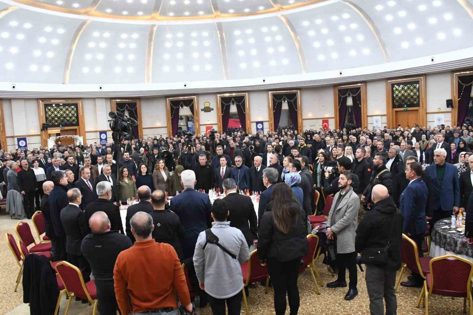 CHP Genel Başkanı Özel: "Muhalefet çivi çakma makamı değildir, çiviyi kimin çakacağına millet karar verir"
