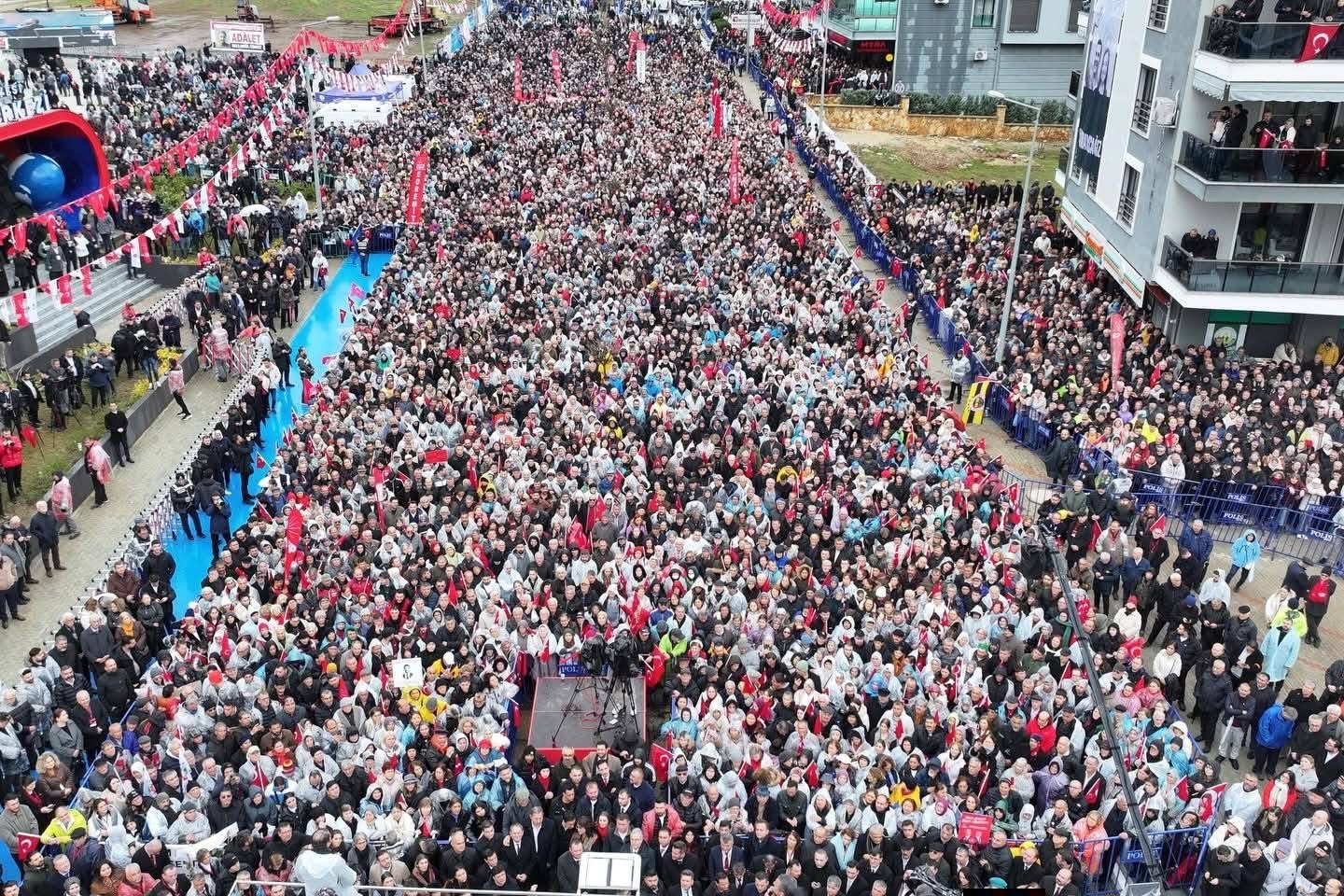 CHP Genel Başkanı Özel: "Seçim sath-ı mailindeyiz, kapı kapı gezmeye var mısınız?"
