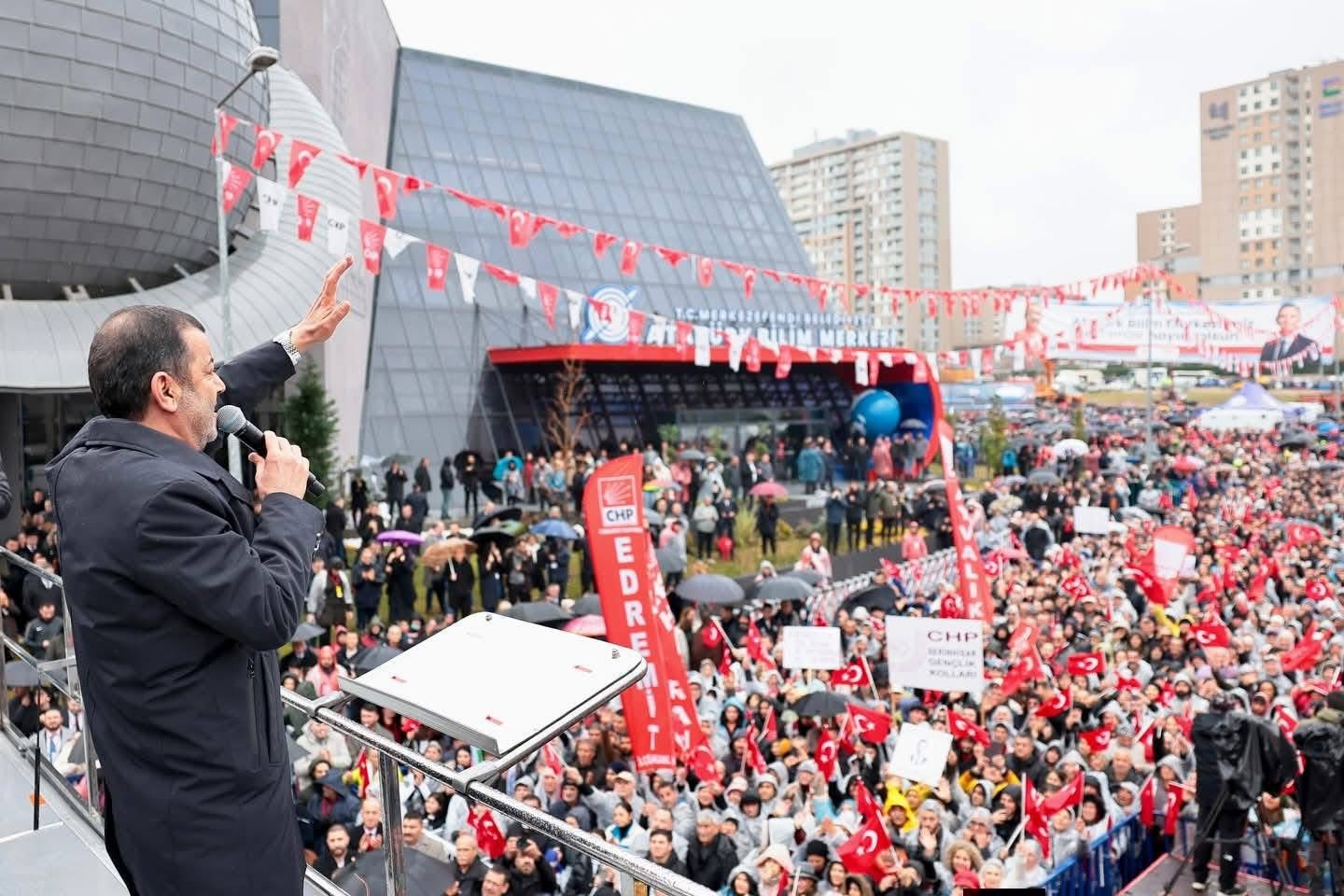 CHP Genel Başkanı Özel: "Seçim sath-ı mailindeyiz, kapı kapı gezmeye var mısınız?"
