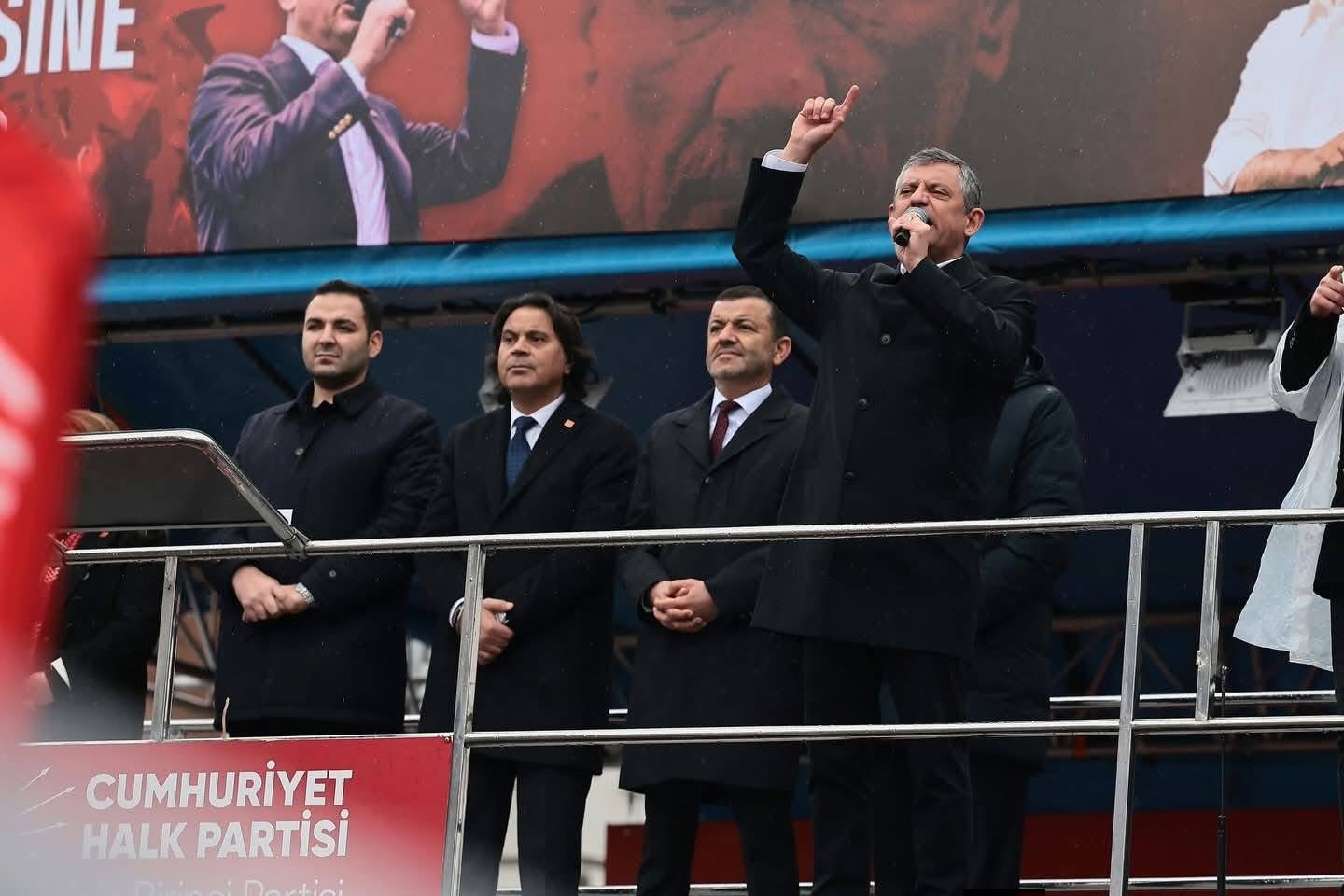 CHP Genel Başkanı Özel: "Seçim sath-ı mailindeyiz, kapı kapı gezmeye var mısınız?"
