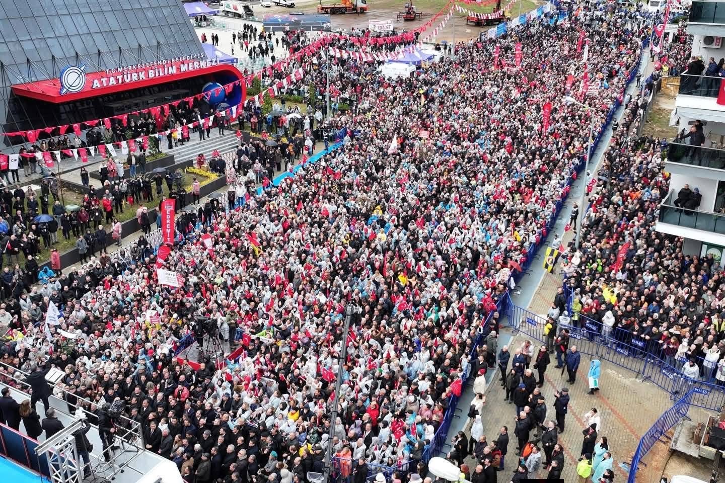 CHP Genel Başkanı Özel: "Seçim sath-ı mailindeyiz, kapı kapı gezmeye var mısınız?"
