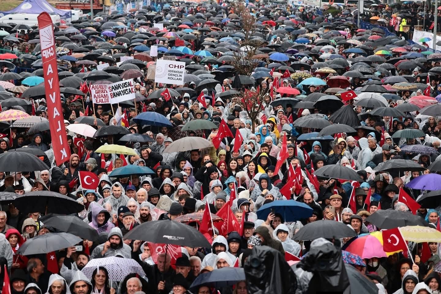 CHP Genel Başkanı Özel: "Seçim sath-ı mailindeyiz, kapı kapı gezmeye var mısınız?"
