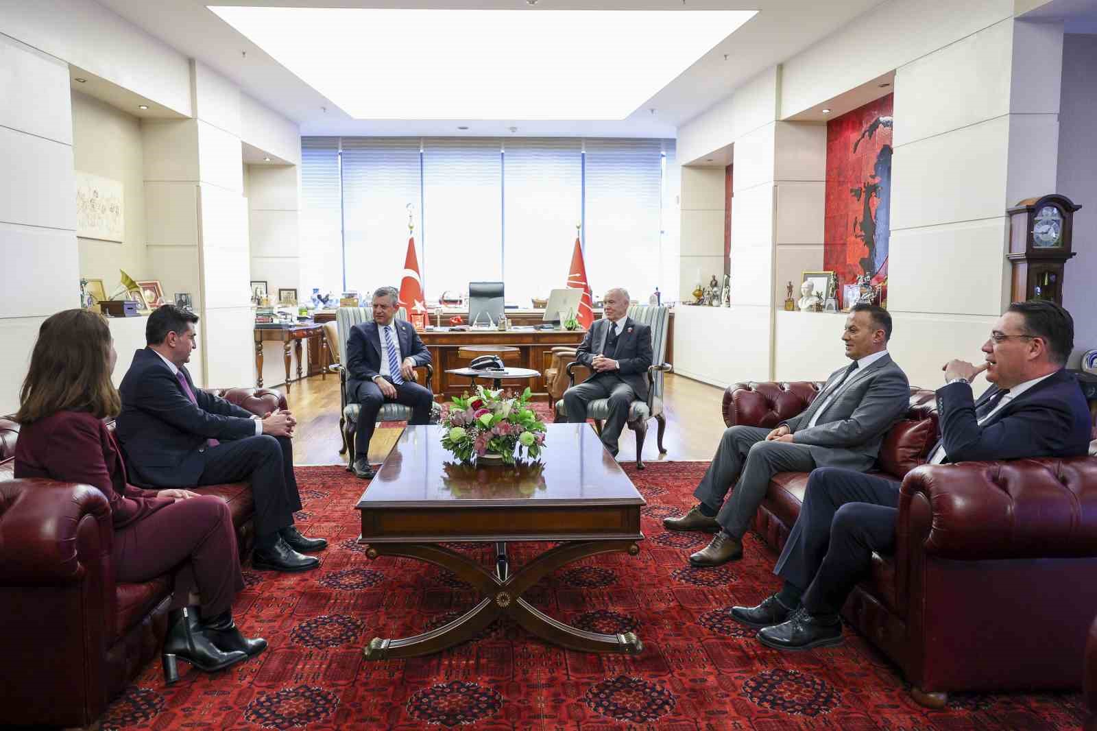 CHP Genel Başkanı Özel, şehit ve gazi dernek temsilcileriyle bir araya geldi
