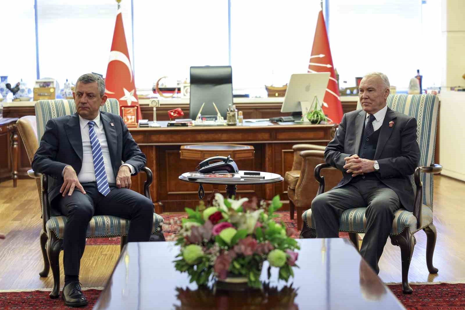 CHP Genel Başkanı Özel, şehit ve gazi dernek temsilcileriyle bir araya geldi
