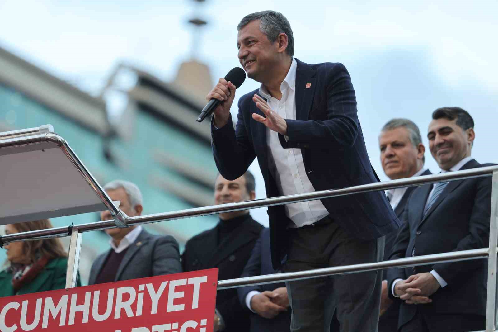 CHP Genel Başkanı Özel: "Tutuksuz ve adil bir yargılama sürecinin yaşanmasını bekliyoruz"
