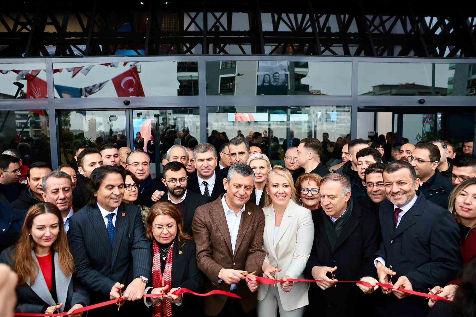 CHP Genel Başkanı Özgür Özel’den Başkan Doğana övgü dolu sözler
