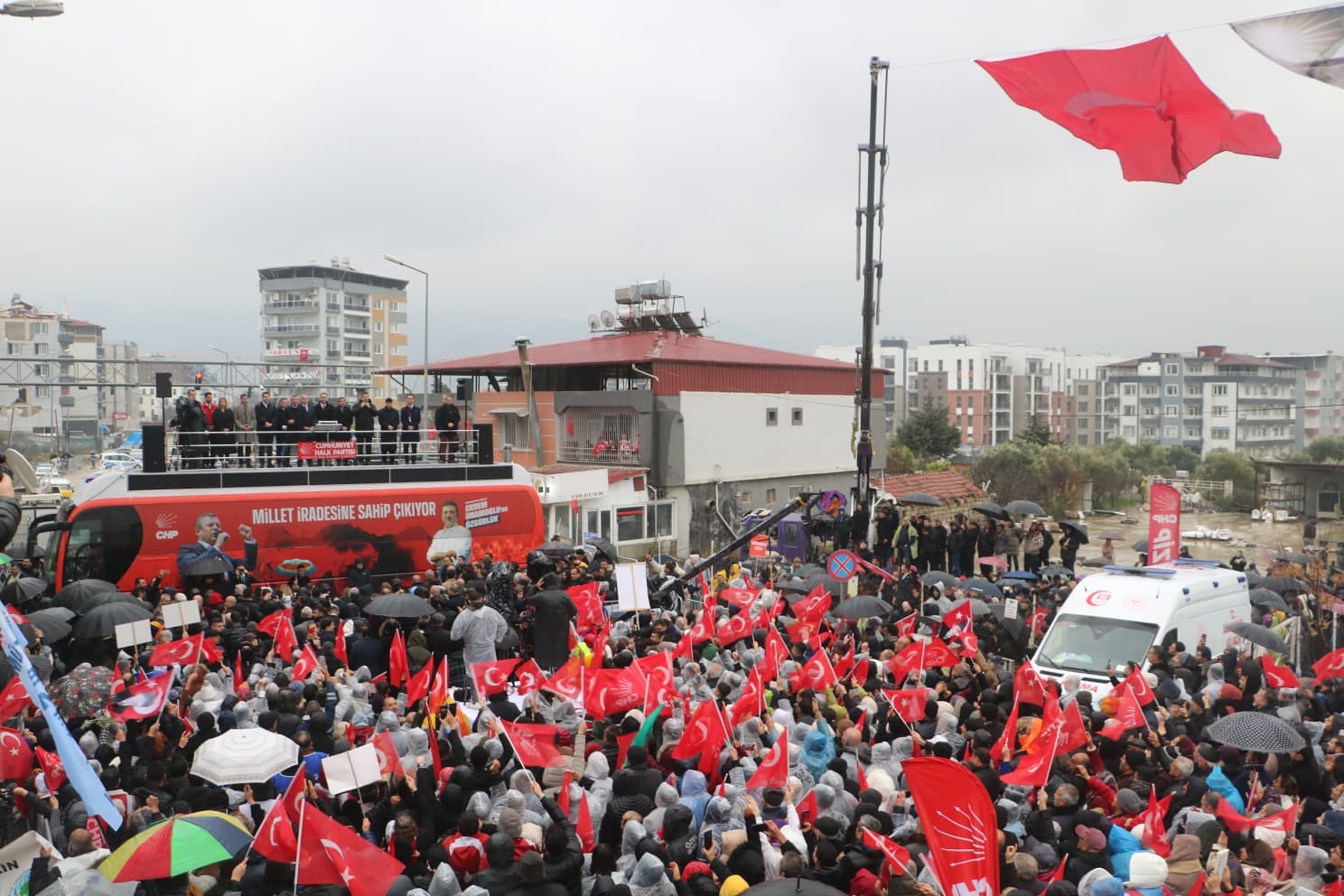CHP lideri Özgür Özel: "20 bin TL’yi bir asgari ücrete, 28 bin TL’ye çıkarmak muhalefetin ellerinde"

