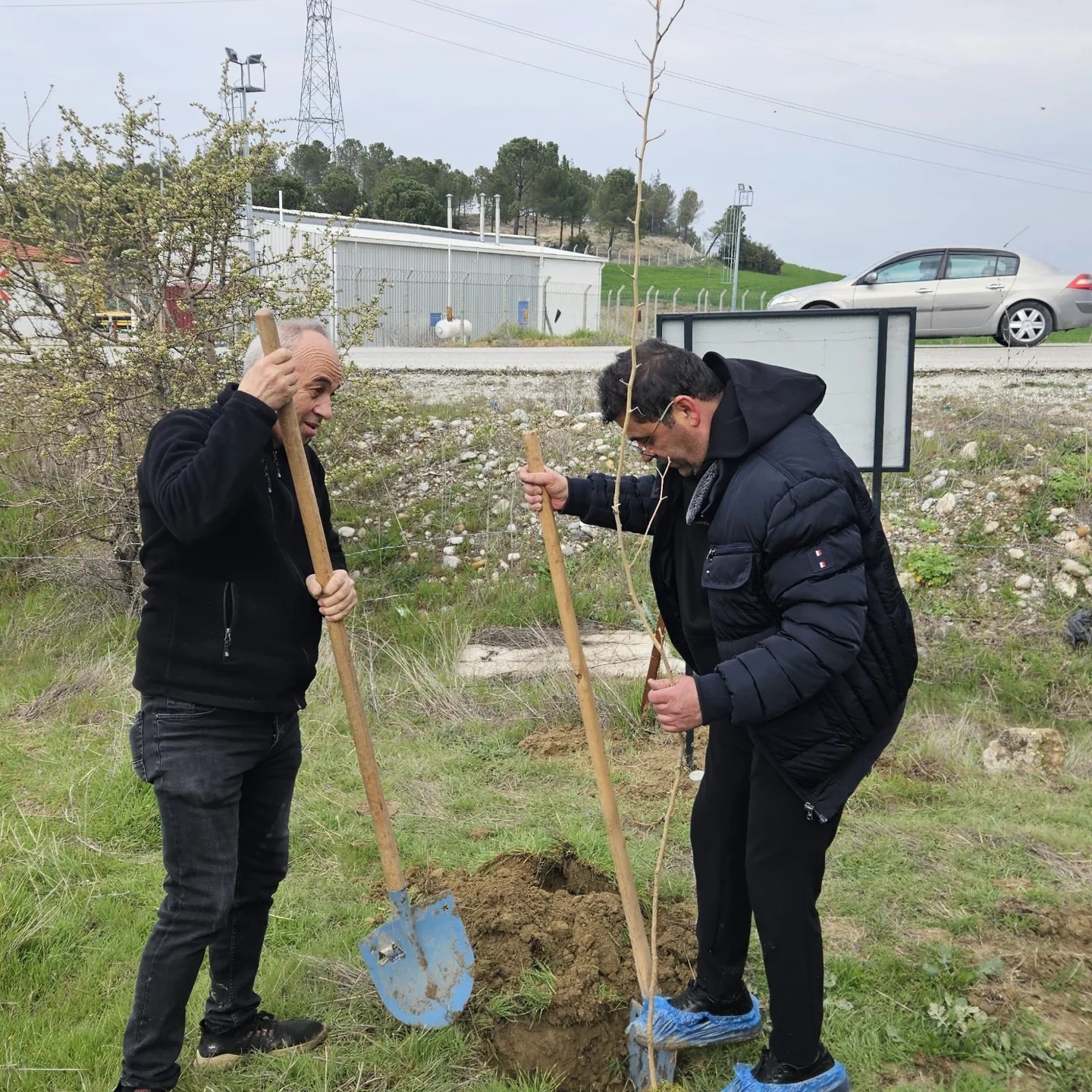 CHP’li başkandan galoşlu fidan dikimi
