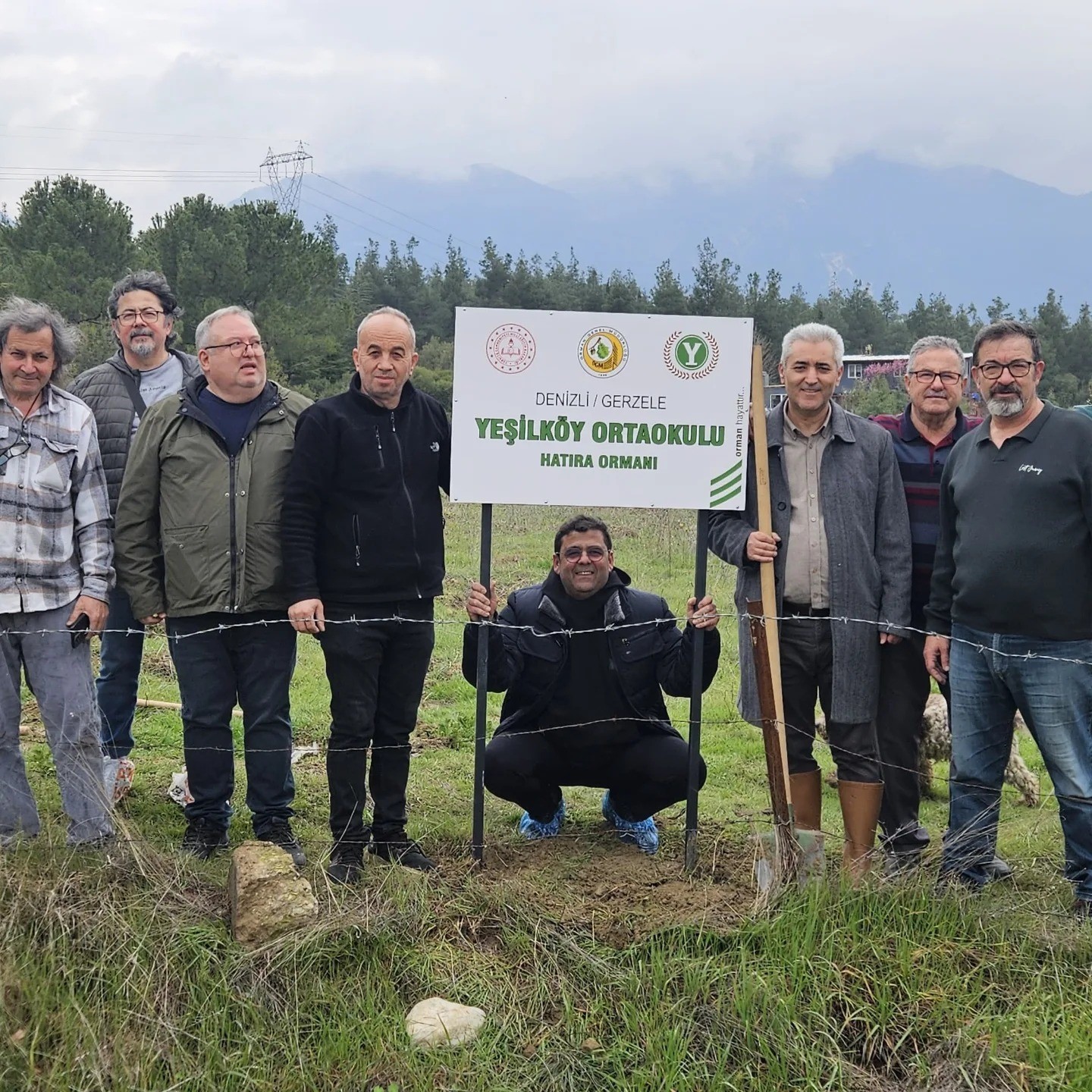 CHP’li başkandan galoşlu fidan dikimi
