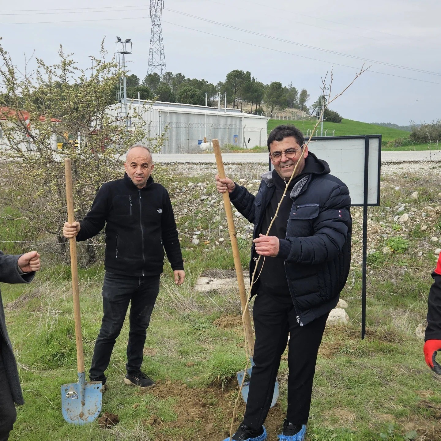 CHP’li başkandan galoşlu fidan dikimi

