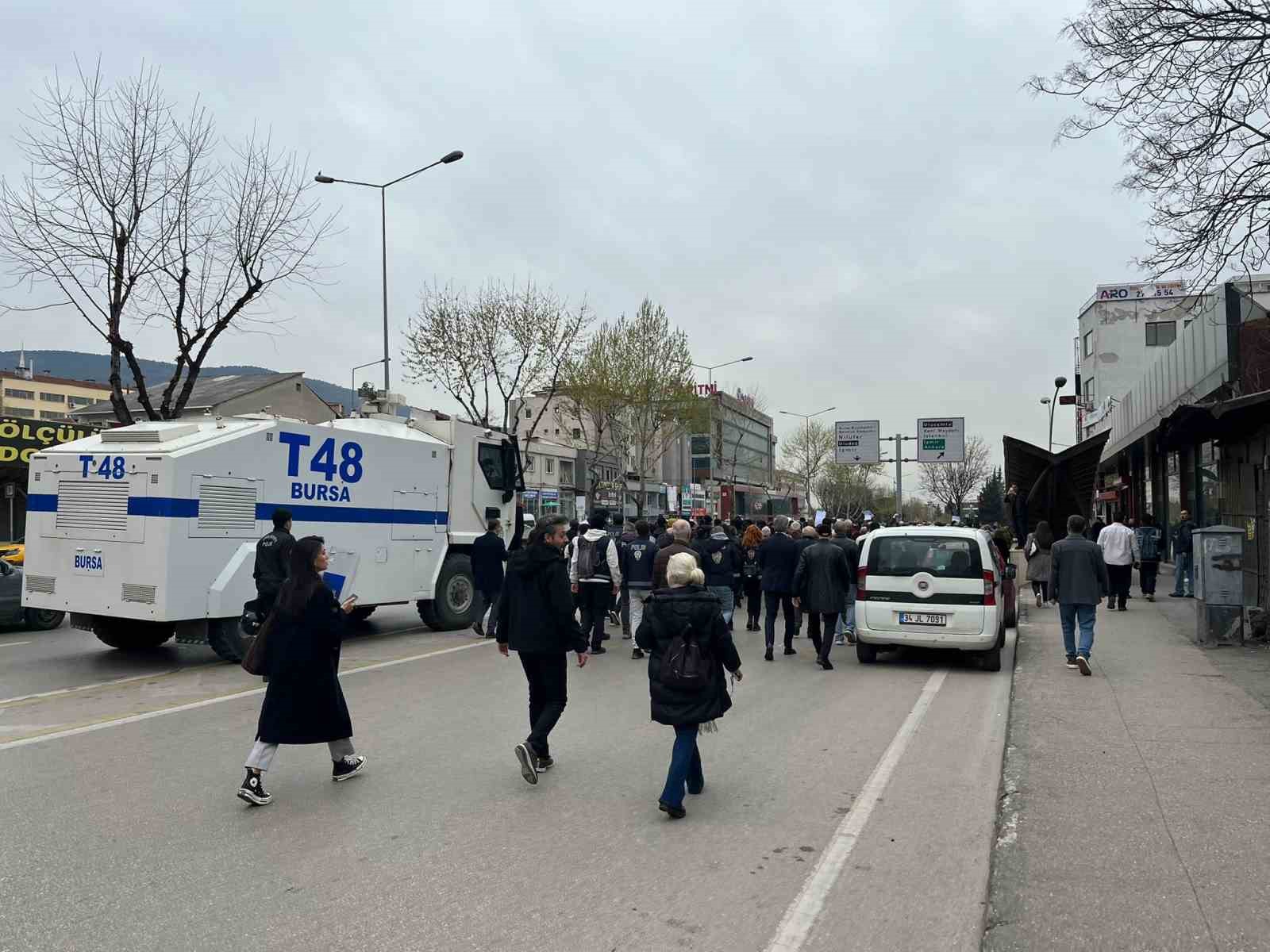 CHP’liler Ankara yolunu trafiğe kapatınca polis müdahale etti
