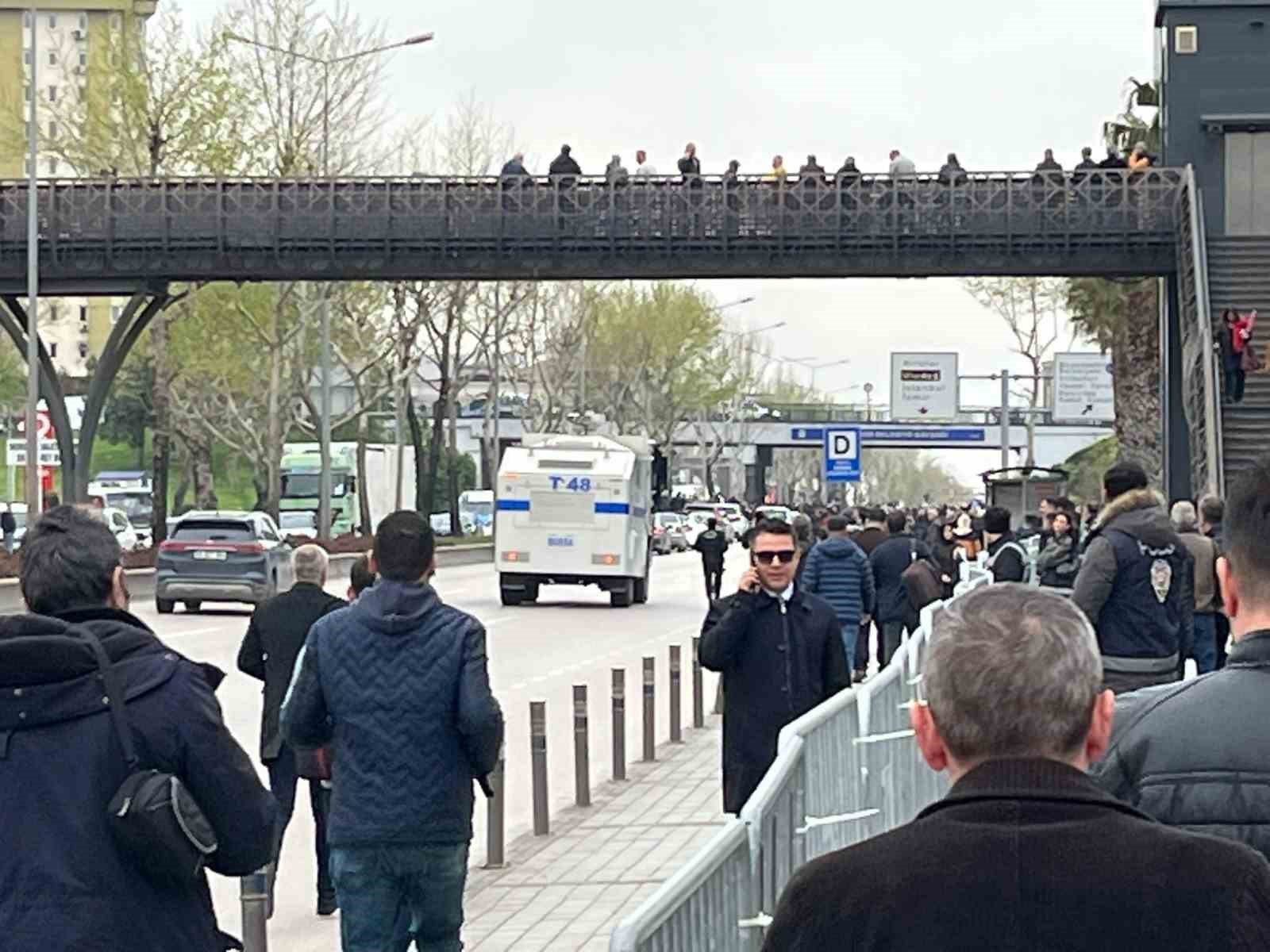 CHP’liler Ankara yolunu trafiğe kapatınca polis müdahale etti
