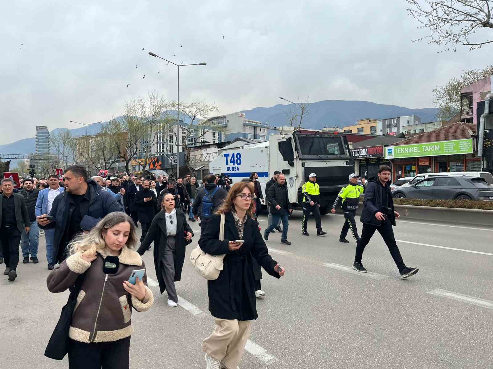 CHP’liler Ankara yolunu trafiğe kapatınca polis müdahale etti

