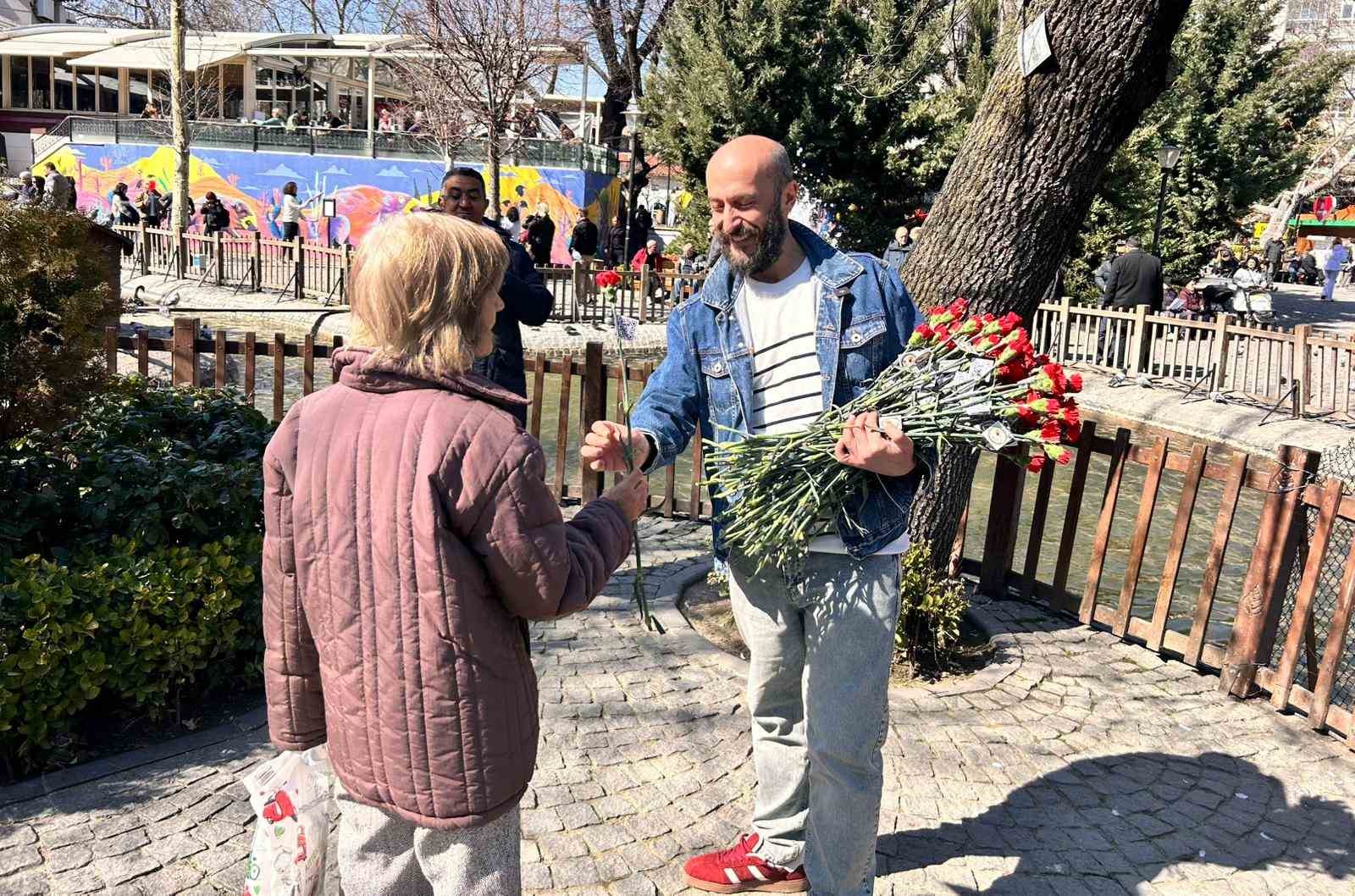 "Çiçek Doktoru" Dünya Kadınlar Günü’nde kadına yönelik şiddete karanfil ile dikkat çekti
