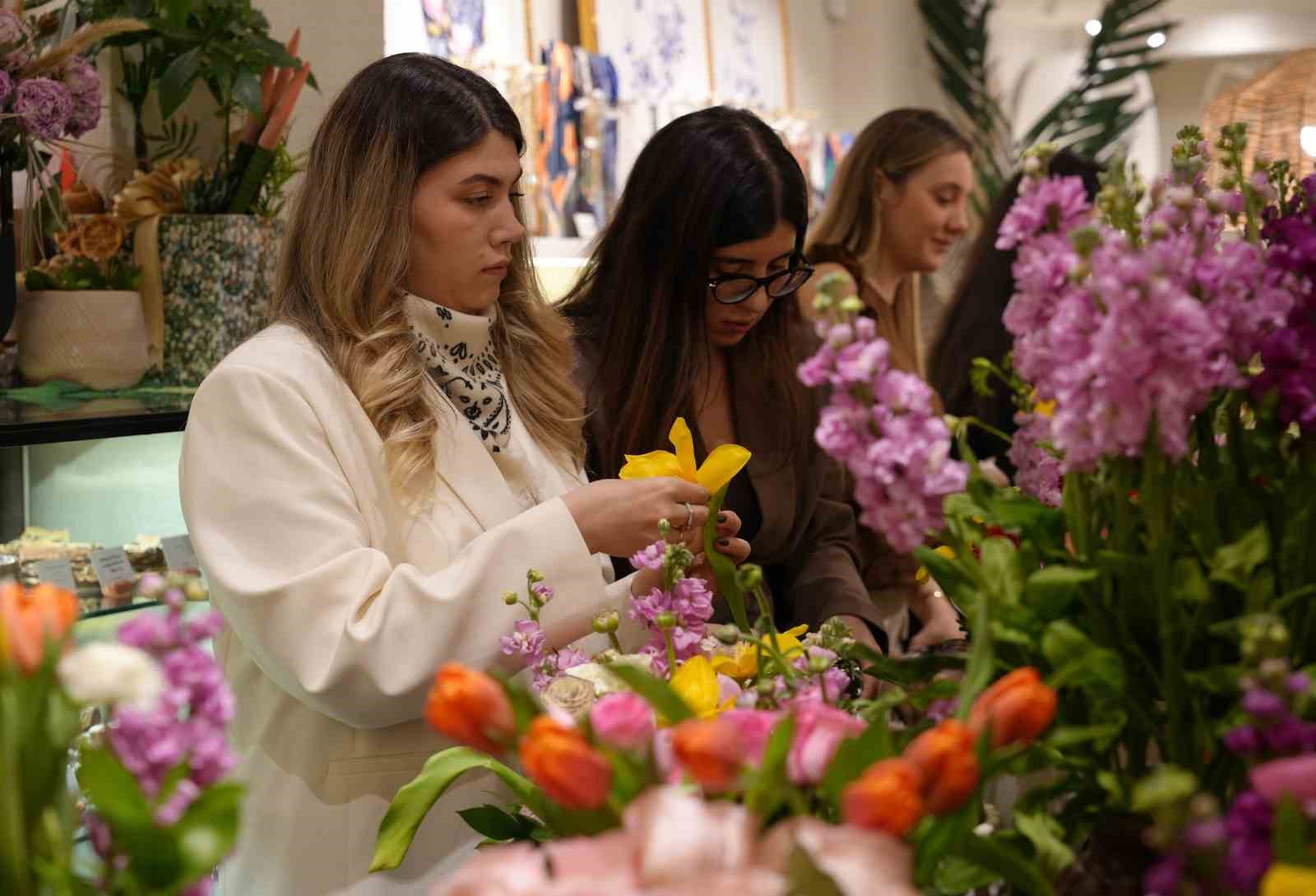 Çiçekler kadınların elinde sanat eserine dönüştü
