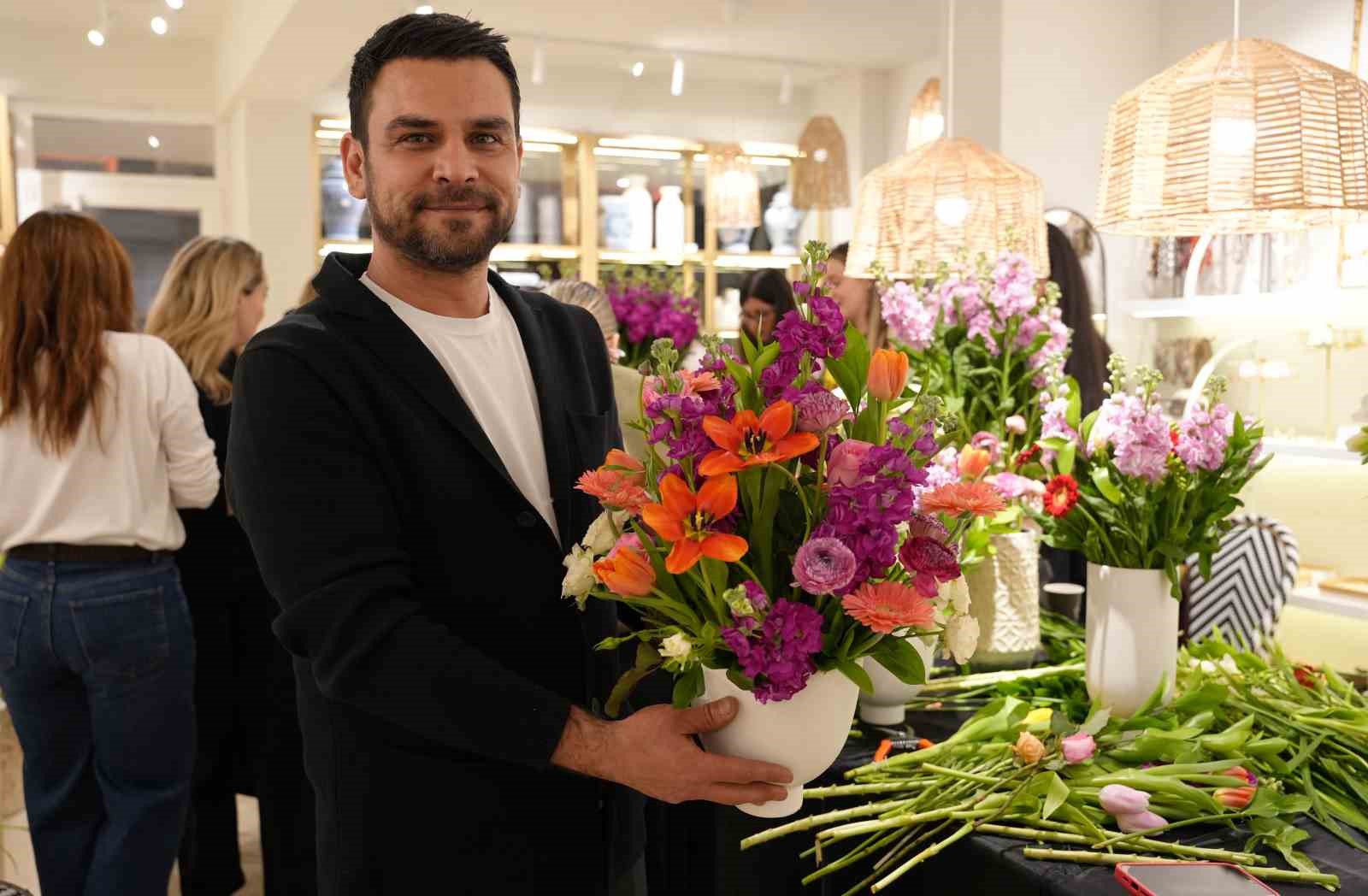 Çiçekler kadınların elinde sanat eserine dönüştü
