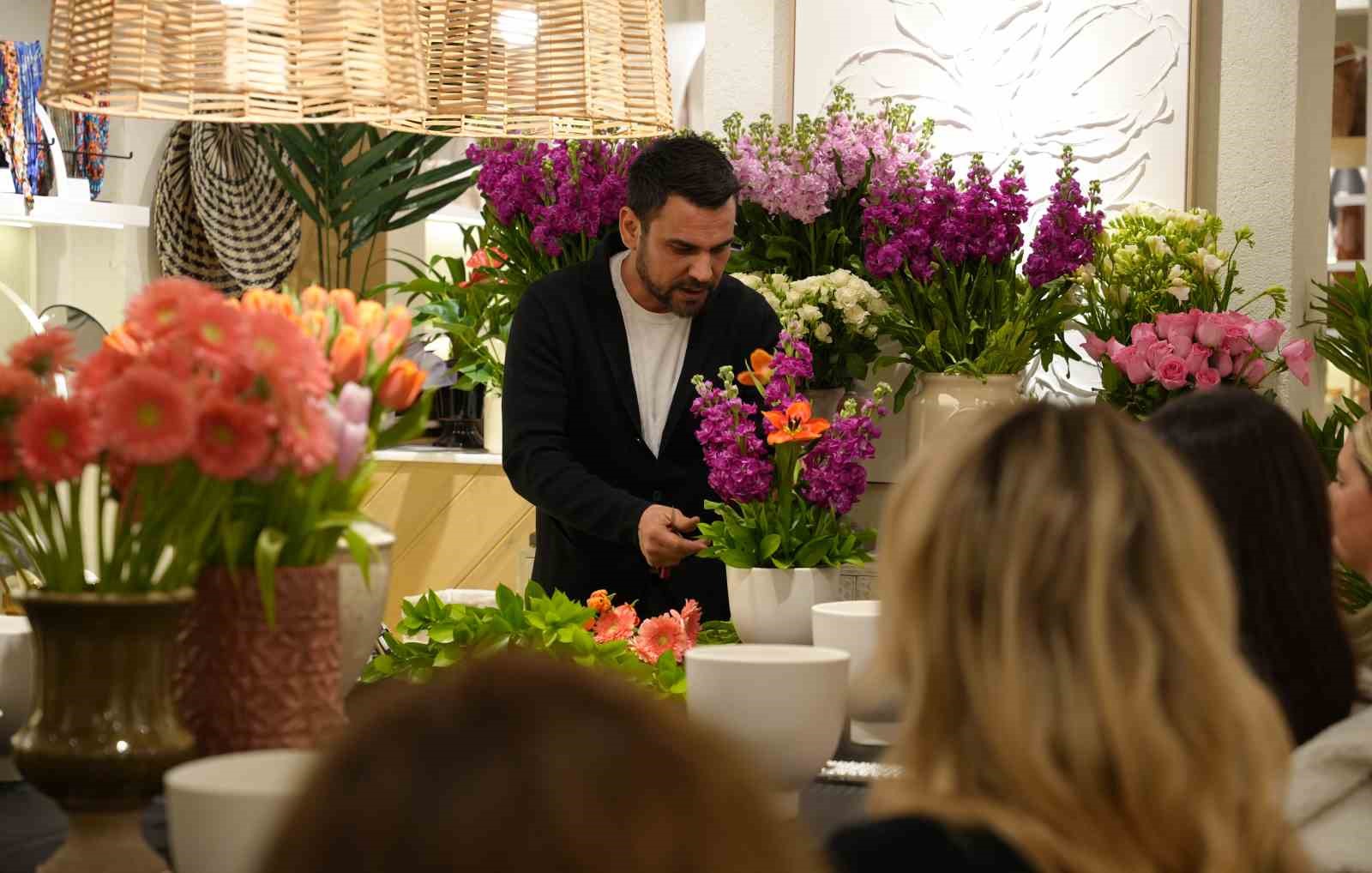 Çiçekler kadınların elinde sanat eserine dönüştü
