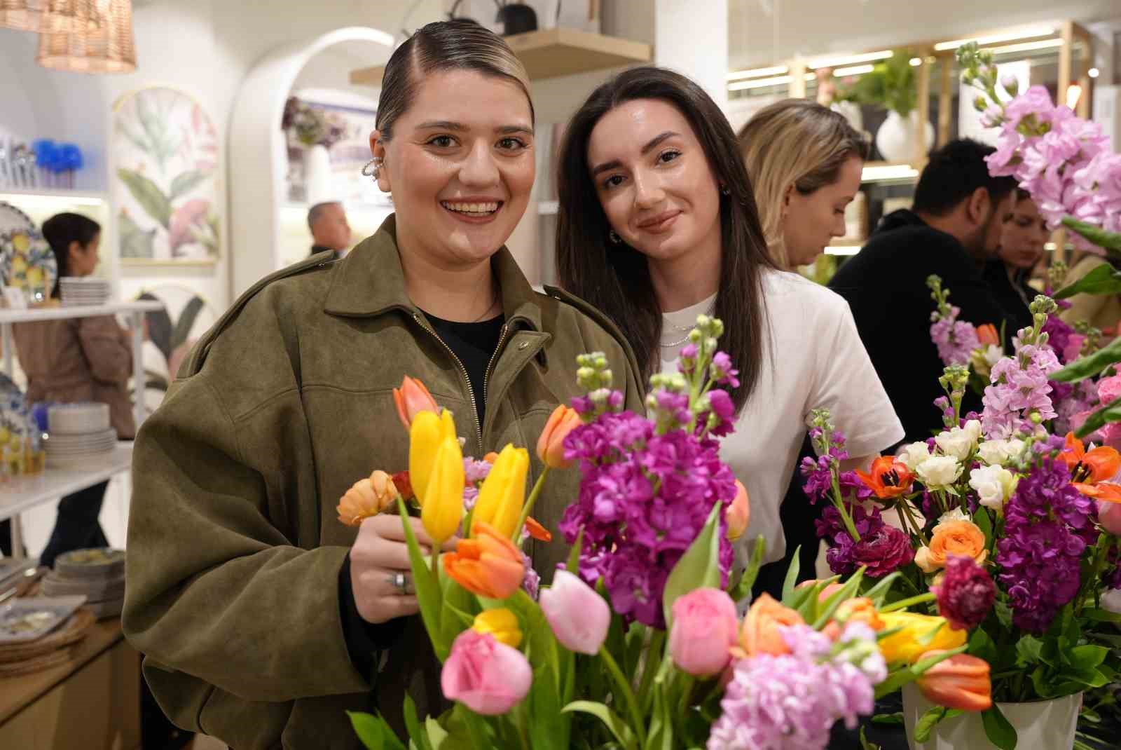 Çiçekler kadınların elinde sanat eserine dönüştü
