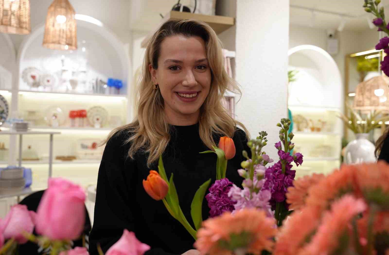 Çiçekler kadınların elinde sanat eserine dönüştü
