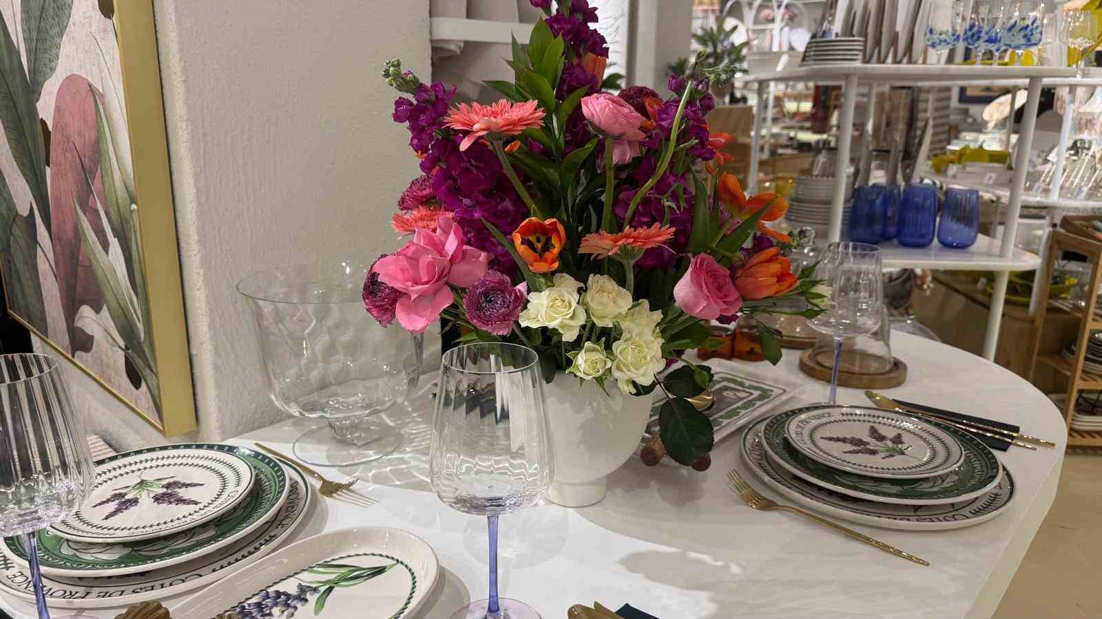 Çiçekler kadınların elinde sanat eserine dönüştü
