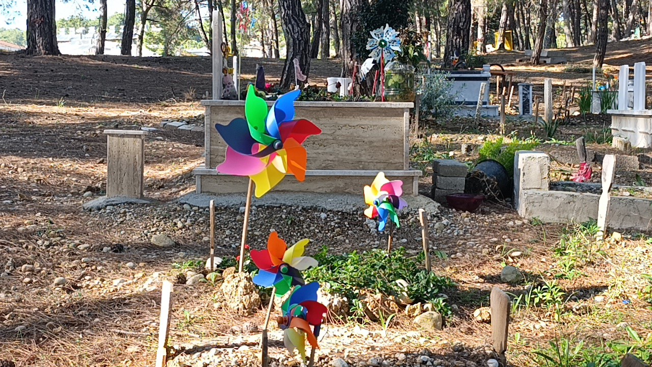 Çiçeklerden çok oyuncaklarla bezenen mezarlıkta duygulandıran görüntüler
