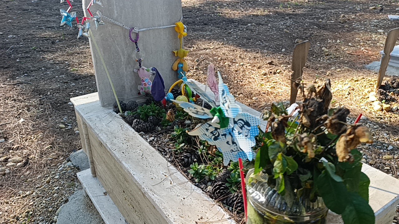 Çiçeklerden çok oyuncaklarla bezenen mezarlıkta duygulandıran görüntüler
