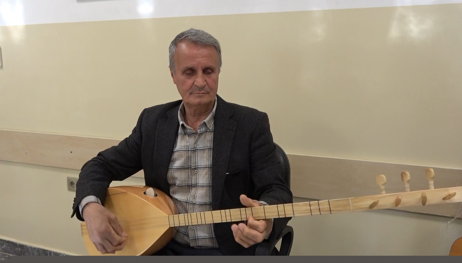 Çiftçiler müzik kursunda gitar ve bağlama öğreniyor
Çiftçiler müzik kursunda gitar ve bağlama öğreniyor