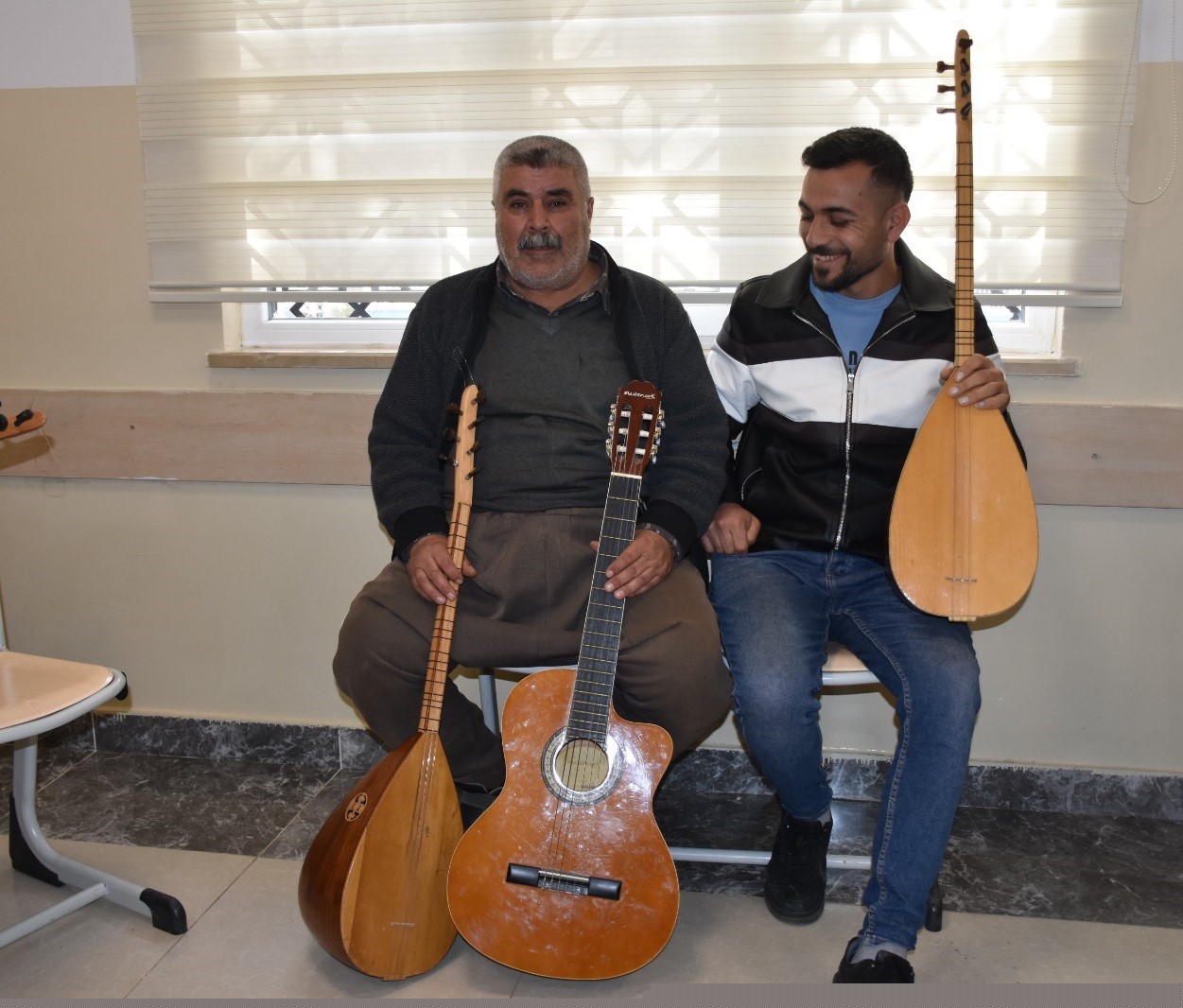 Çiftçiler müzik kursunda gitar ve bağlama öğreniyor
Çiftçiler müzik kursunda gitar ve bağlama öğreniyor