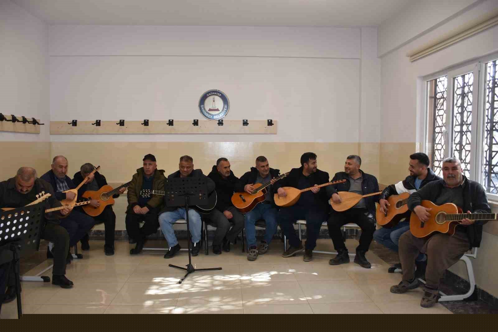 Çiftçiler müzik kursunda gitar ve bağlama öğreniyor
Çiftçiler müzik kursunda gitar ve bağlama öğreniyor