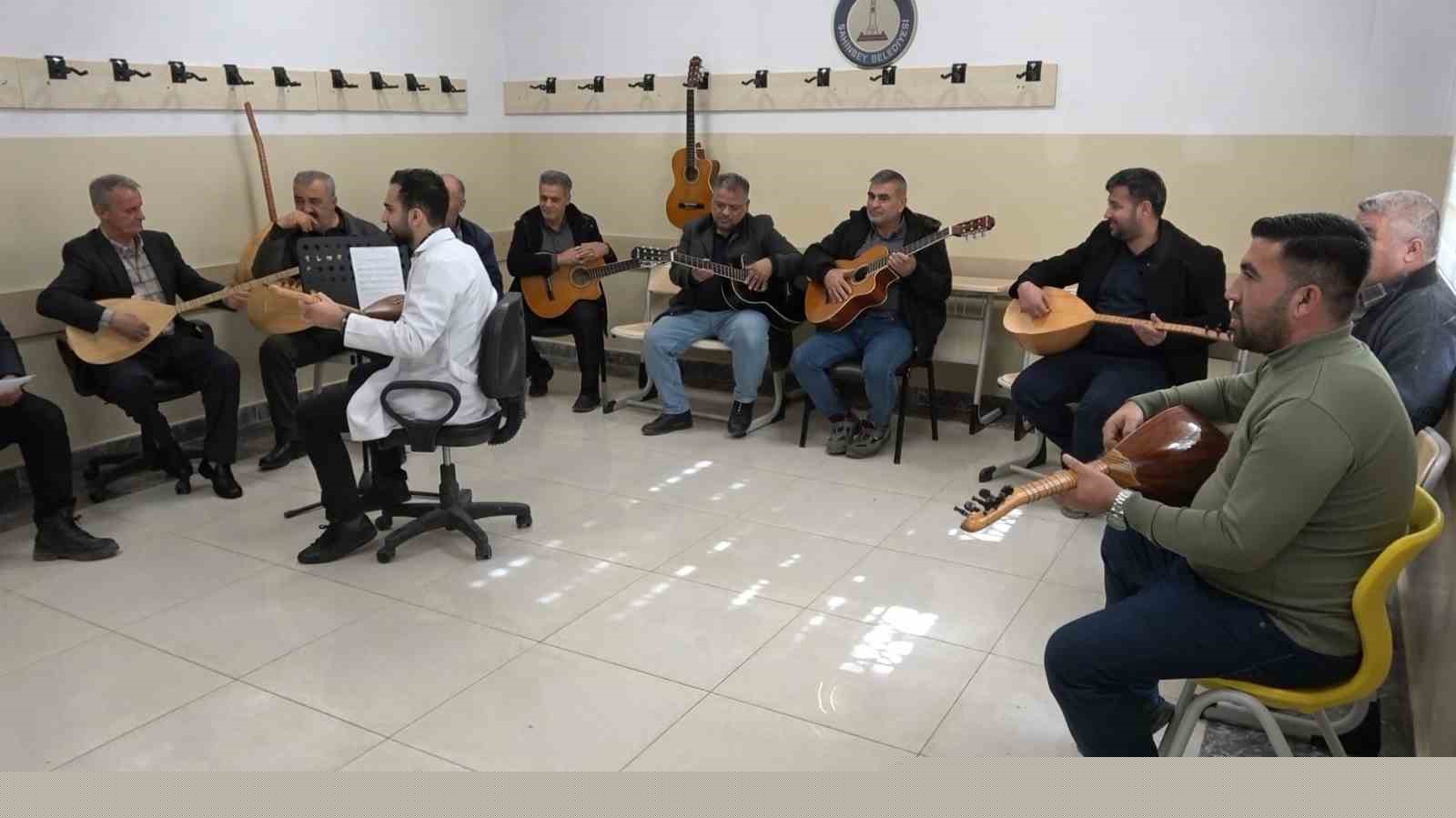 Çiftçiler müzik kursunda gitar ve bağlama öğreniyor
Çiftçiler müzik kursunda gitar ve bağlama öğreniyor