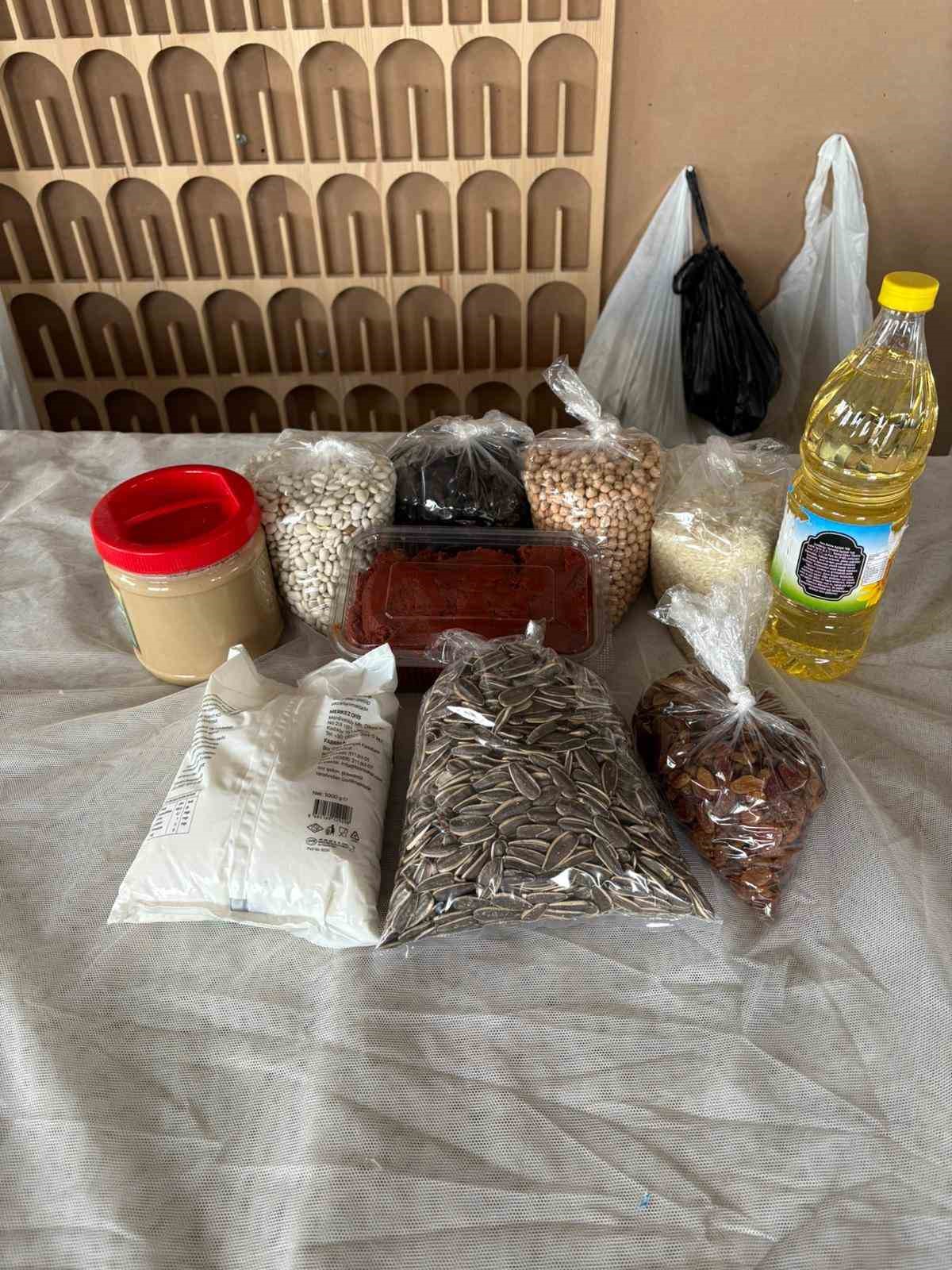 Çiftçilerden topladıklarıyla ramazan kolisi hazırlıyorlar
Çiftçilerden topladıklarıyla ramazan kolisi hazırlıyorlar