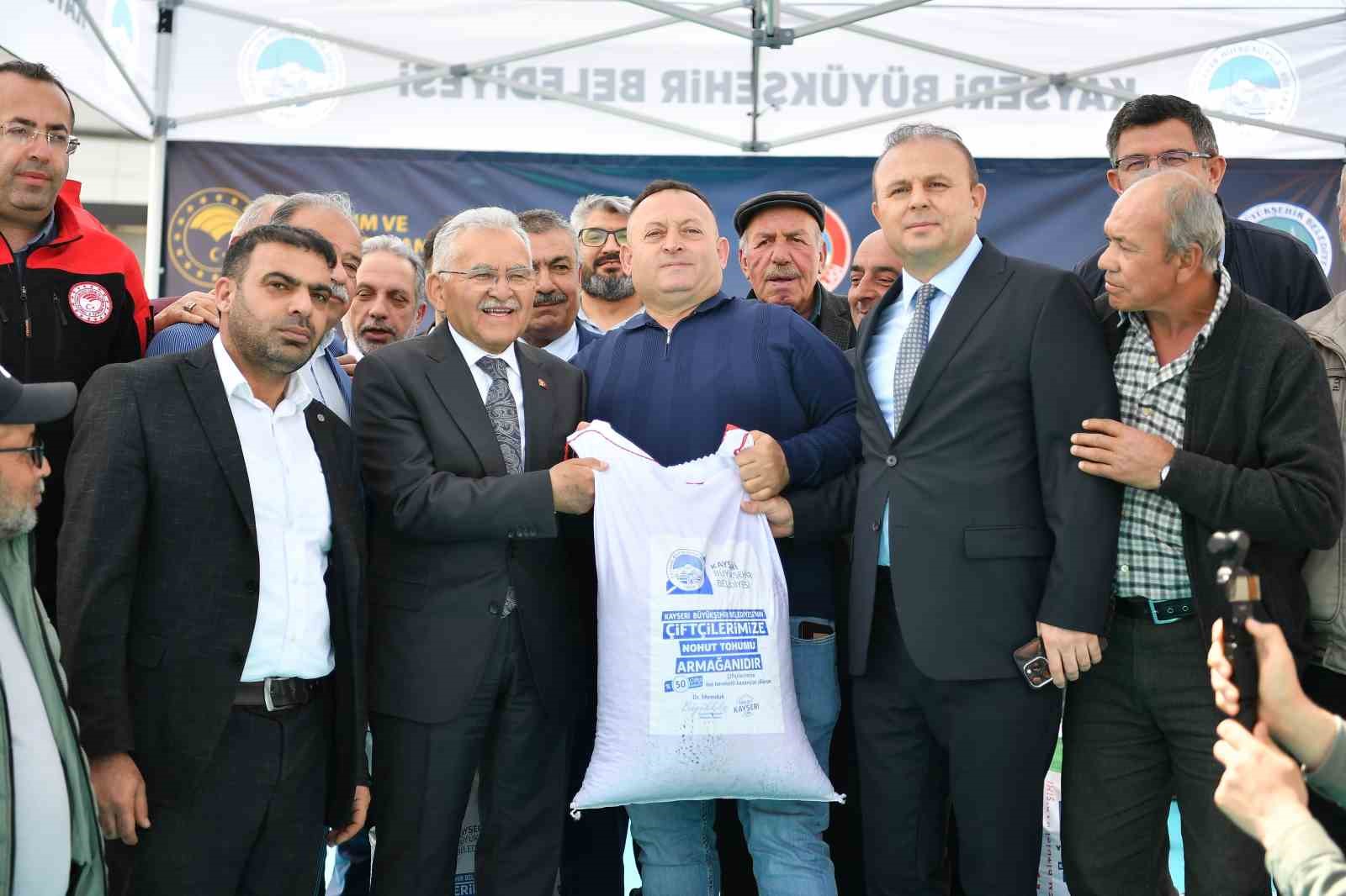 Çiftçiye 360 ton tohum dağıtıldı
Çiftçiye 360 ton tohum dağıtıldı