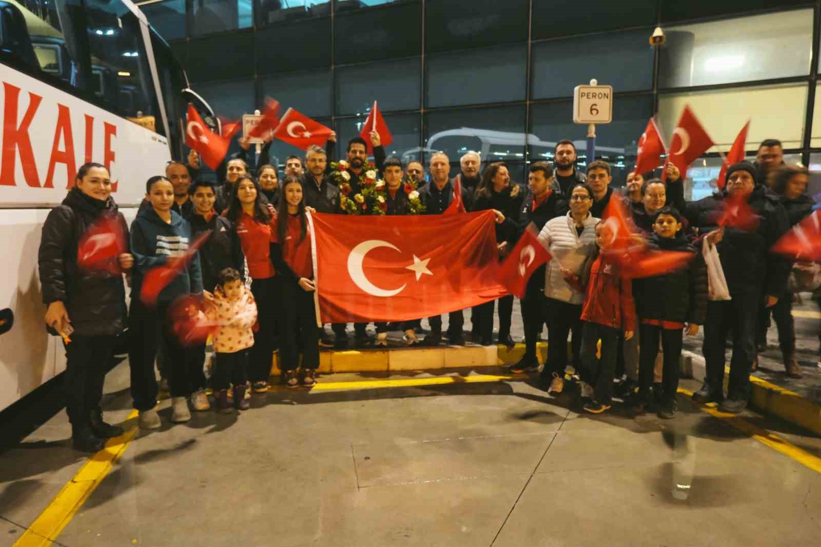 Çifte madalyalı şampiyona memleketinde coşkulu karşılama
