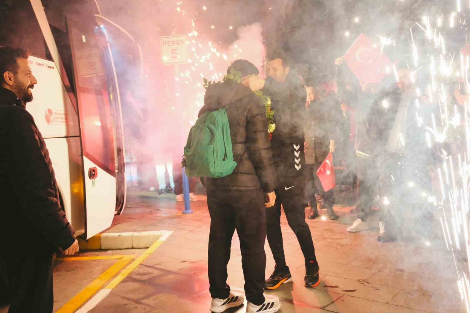 Çifte madalyalı şampiyona memleketinde coşkulu karşılama
