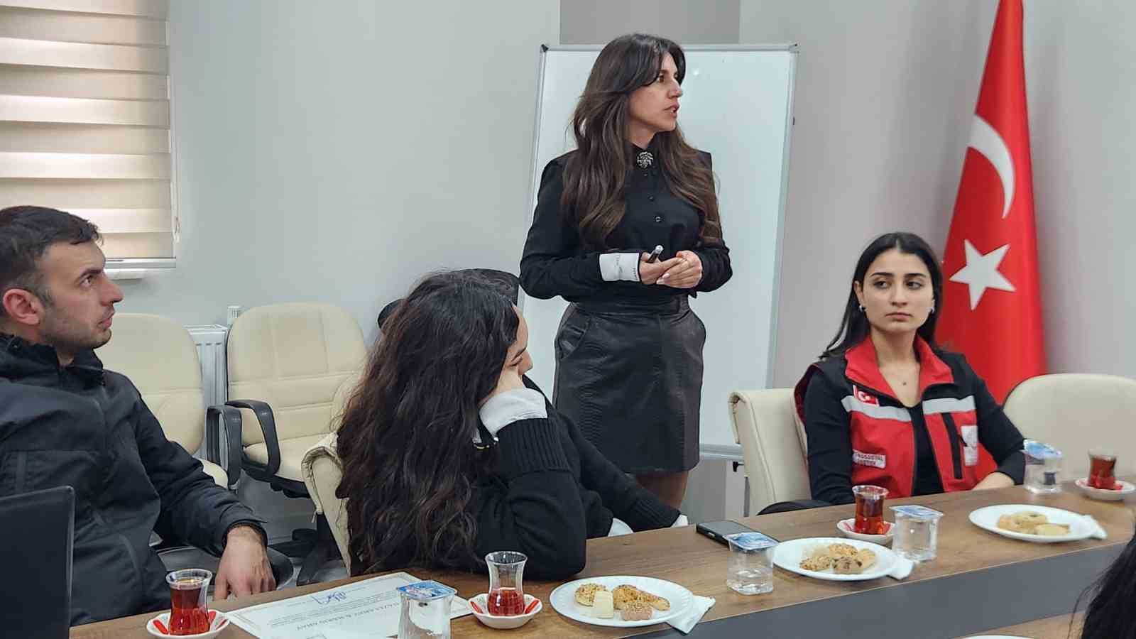 Çiftler saygılı bir evliliğe, aileler çocuklarını görmeye ve duymaya hazırlanıyor
