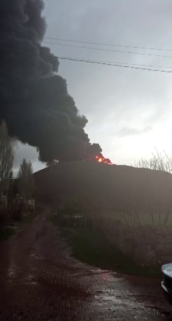 Çiftlik şantiyesinde yangın çıktı: Gökyüzü dumanla kaplandı
