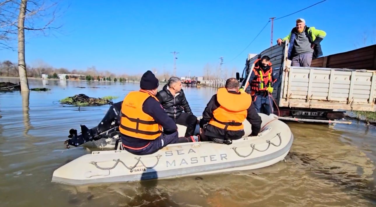 Çiftliklerde mahsur kalan hayvanlar botla kurtarılıyor

