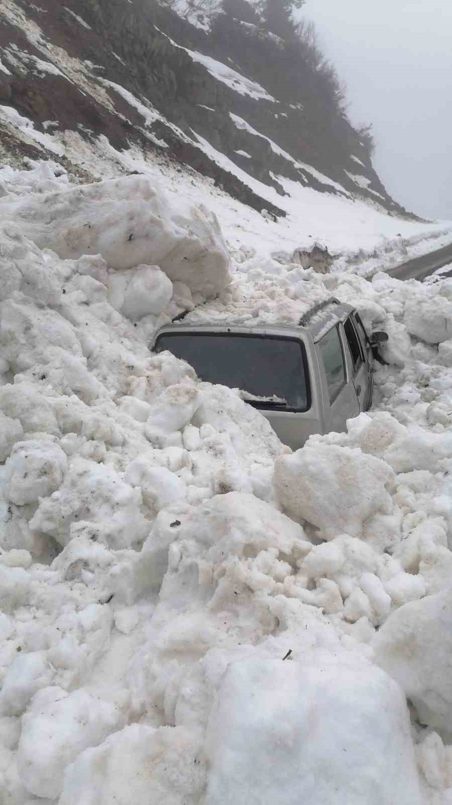 Çığ altında kalmaktan son anda kurtuldular
