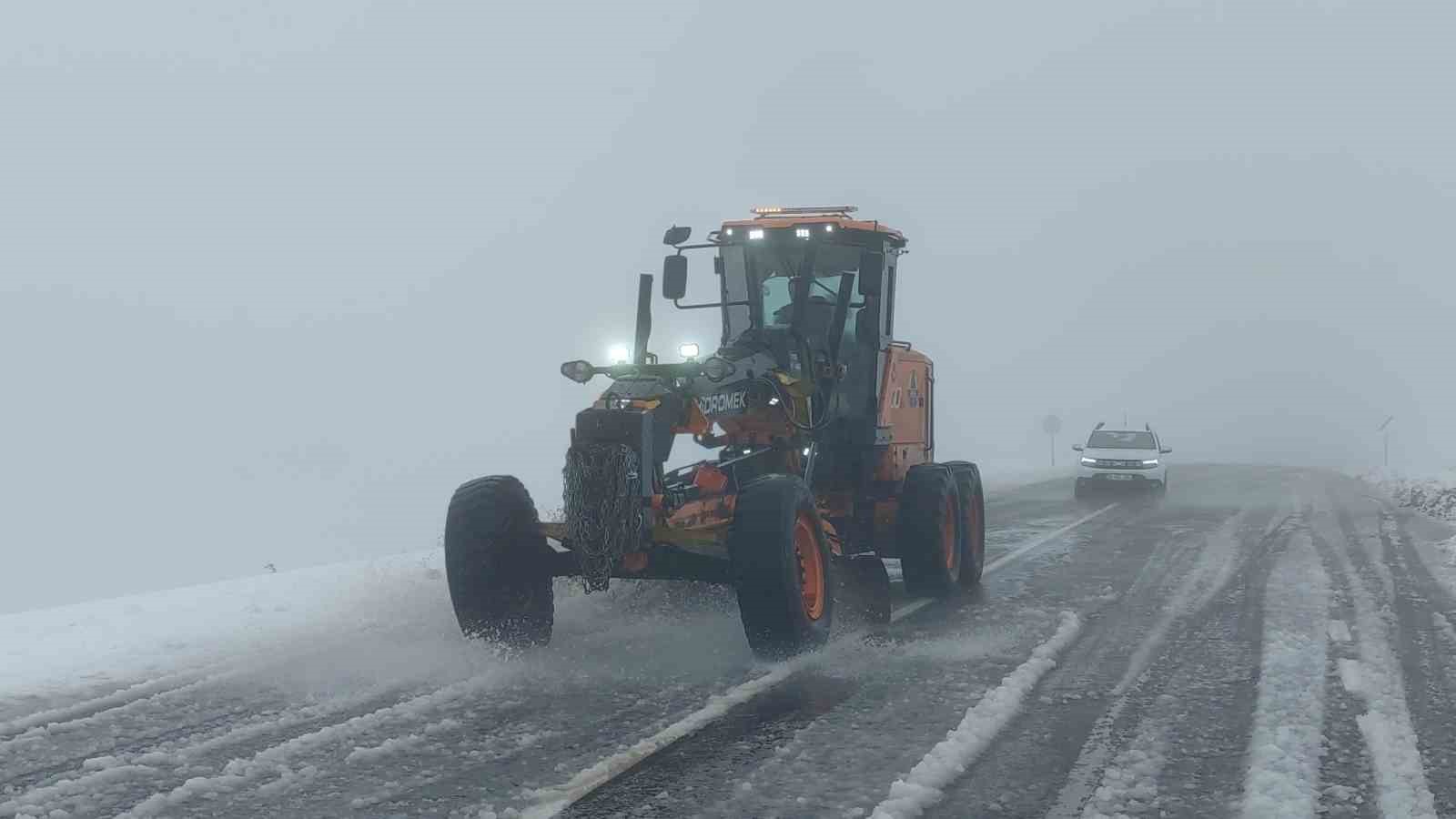 Çığ bölgesinde çalışan greyder şarampole yuvarlandı: Operatör hafif yaralandı
