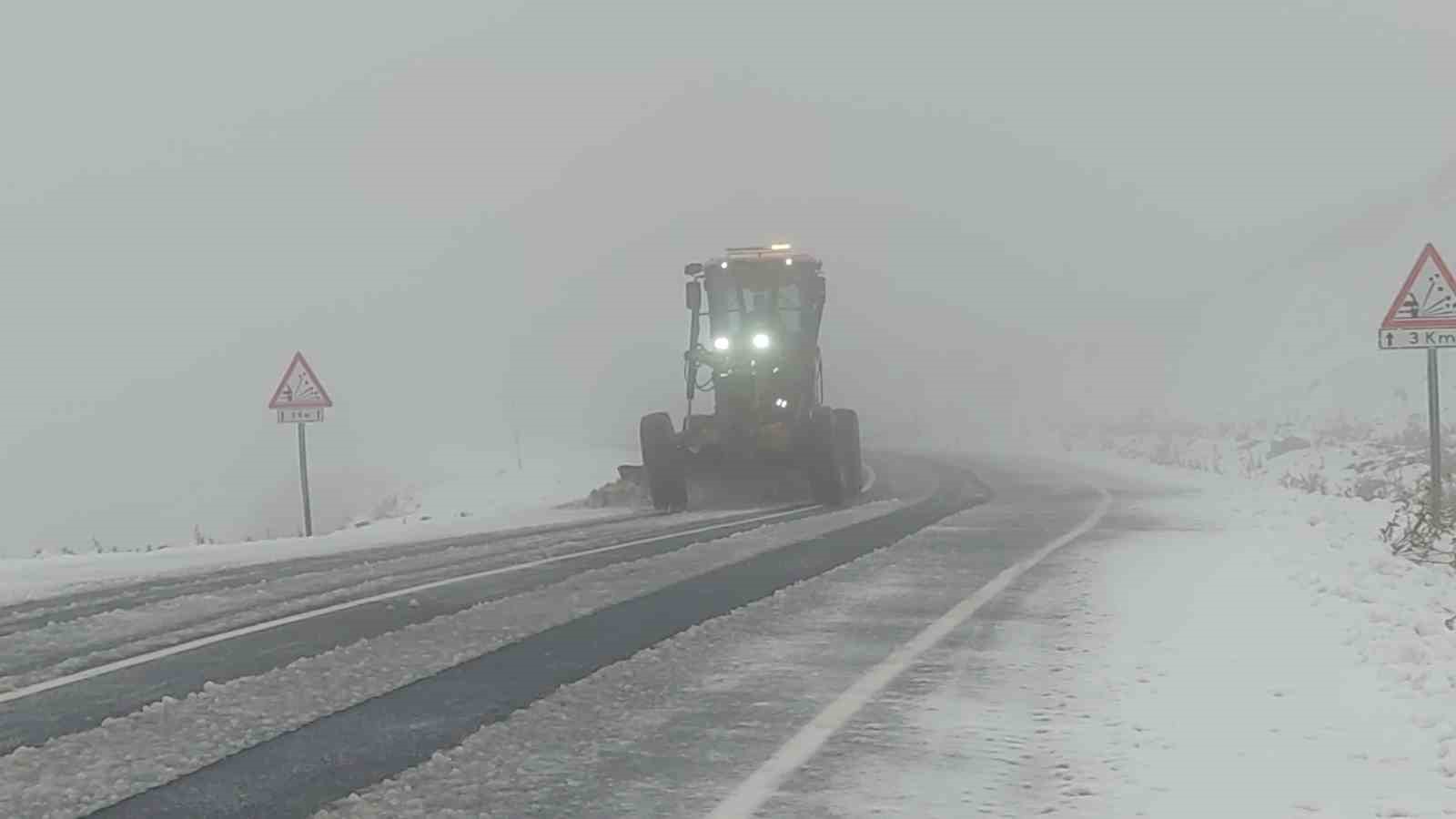 Çığ bölgesinde çalışan greyder şarampole yuvarlandı: Operatör hafif yaralandı
