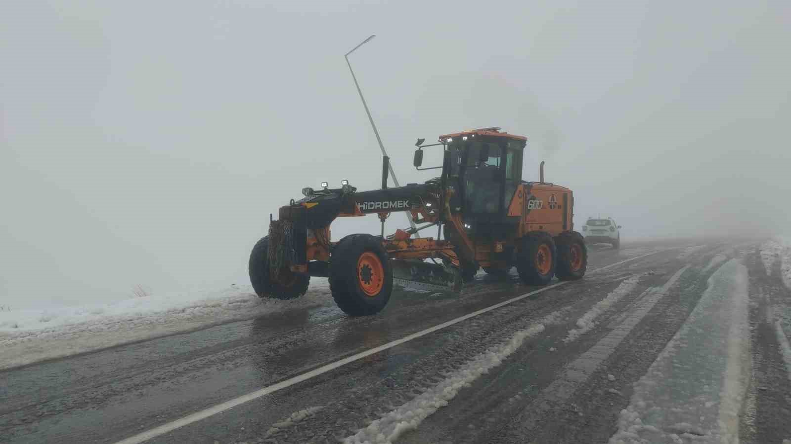 Çığ bölgesinde çalışan greyder şarampole yuvarlandı: Operatör hafif yaralandı
