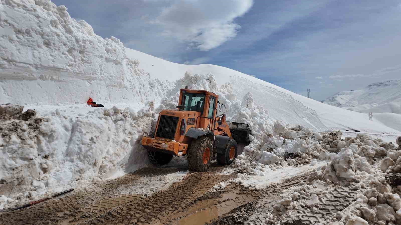 Çığ düşen yolu açma çalışmaları başlatıldı
