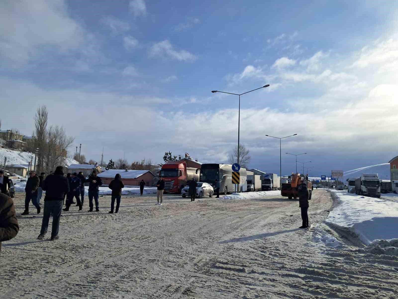 Çığ nedeniyle Aşkale-Bayburt yolu trafiğe kapatıldı
