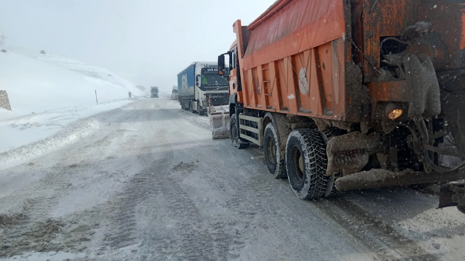 Çığ nedeniyle Aşkale-Bayburt yolu trafiğe kapatıldı
