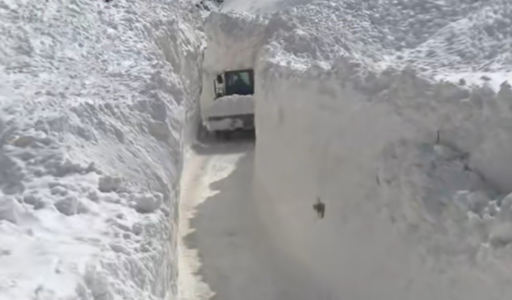 Çığ nedeniyle kapanan köy yolunda zorlu karla mücadele çalışması
