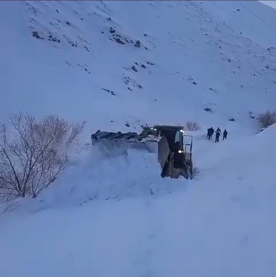 Çığ nedeniyle kapanan köy yolunda zorlu karla mücadele çalışması
